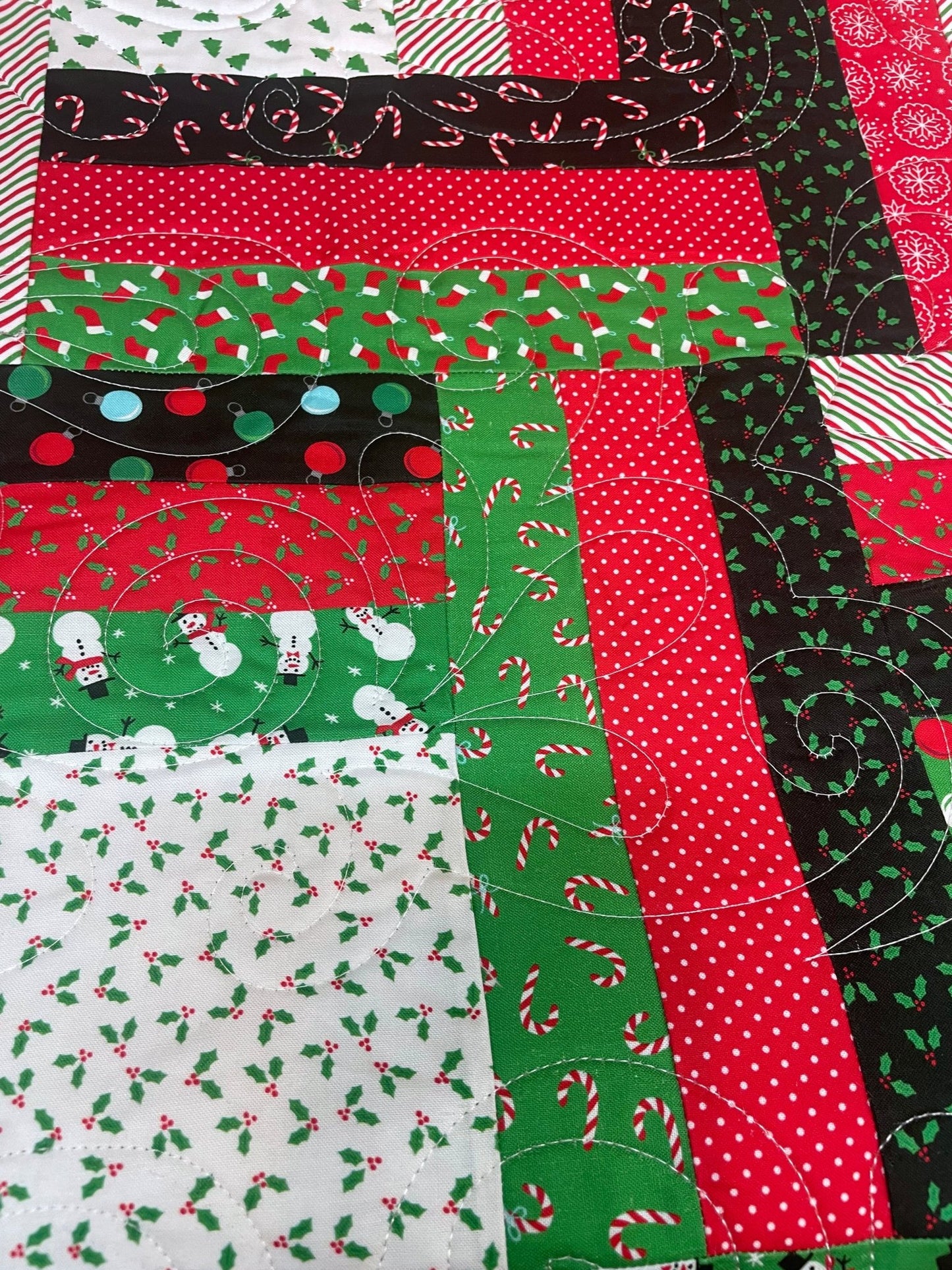 Holiday Essential Christmas Quilt Kit - Jammin Threads